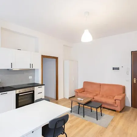 Large Comfortable House For 10, A Stone's Throw From The Metro Lägenhet