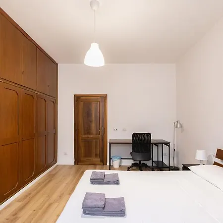 Large Comfortable House For 10, A Stone's Throw From The Metro Appartement *