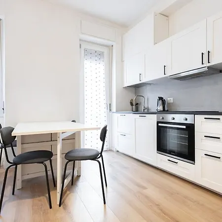 Large Comfortable House For 10, A Stone's Throw From The Metro Milan